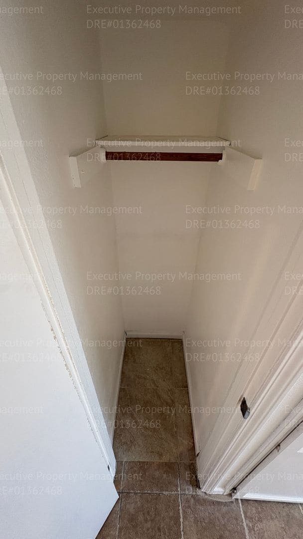 Building Photo - 2 bedroom 1.5 bathroom townhome (Move In Special Available OAC)