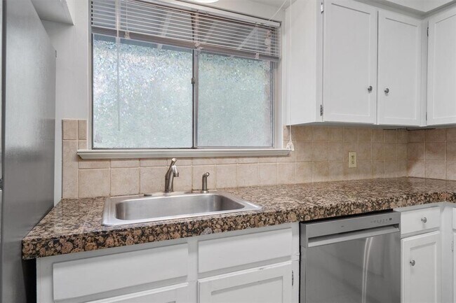 Building Photo - 1304 Mariposa Dr