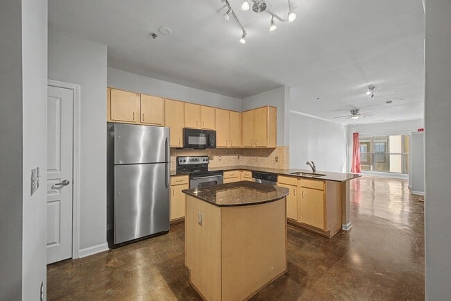 Building Photo - Penthouse-level 1 bed / 1 bath Condo at Bristol on Broadway