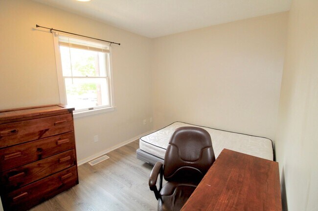 Building Photo - 1216 Mountain View Dr