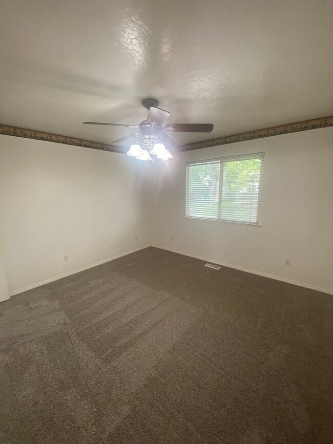 Building Photo - 3 Bed, 2 Bath,  Single Story, CUL-D-SAC Ho...