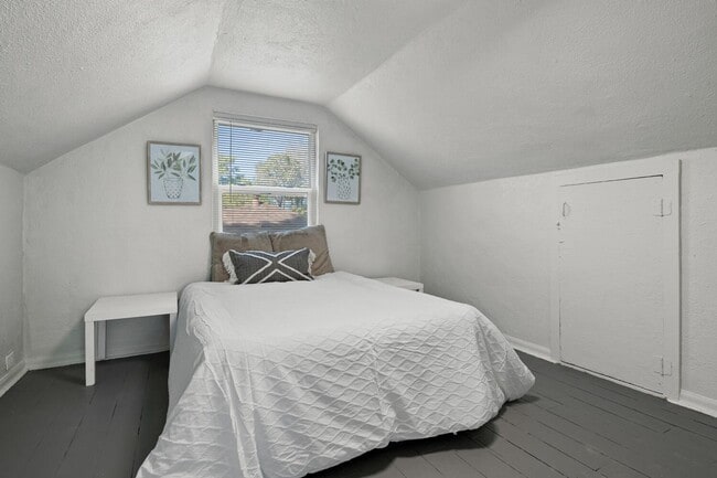 Building Photo - 4 bed 1 bath Home Available Now in Westwood!