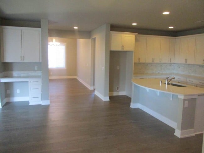 Building Photo - 4 Bedroom 2.5 Bathroom Harbor Hills Home