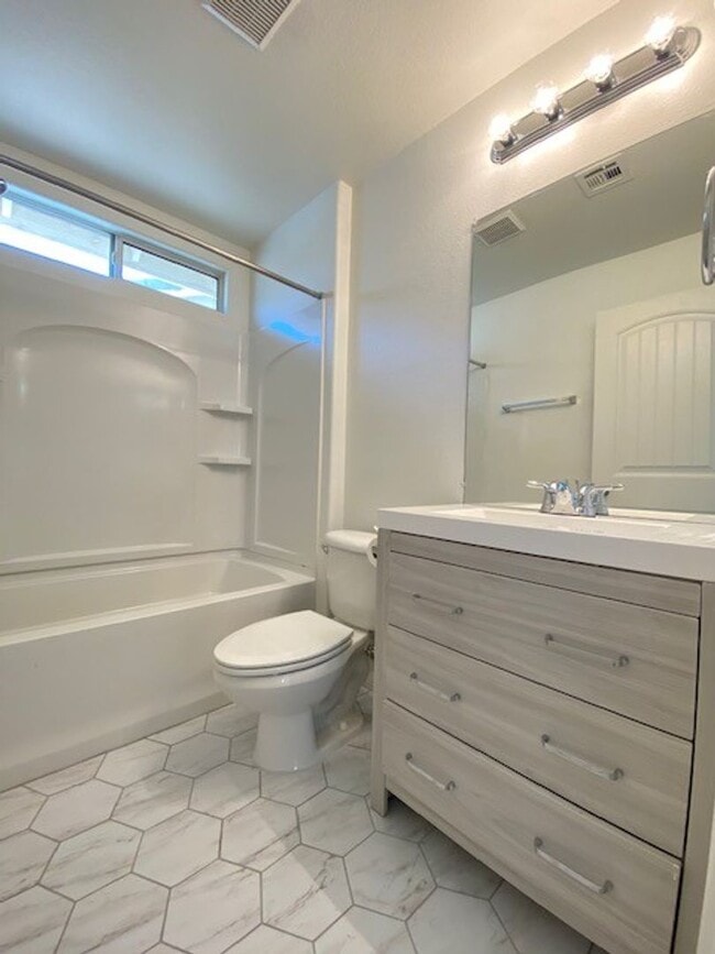 Building Photo - Unique Single Family 2/2 home