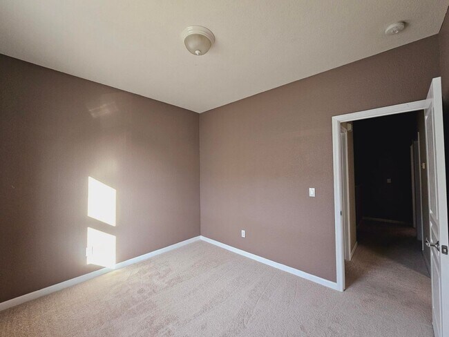 Building Photo - Modern Spacious Townhome in San Pablo