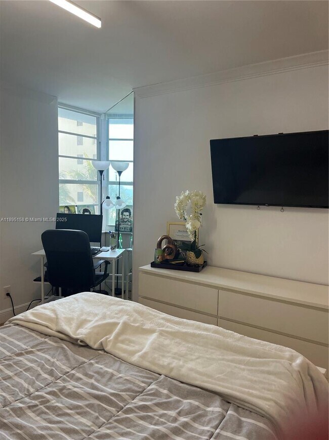 Building Photo - 100 Lincoln Rd