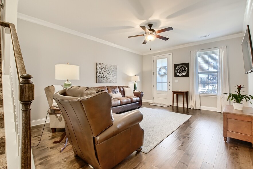 Living Area looking towards entry - 1608 Hampshire Plz