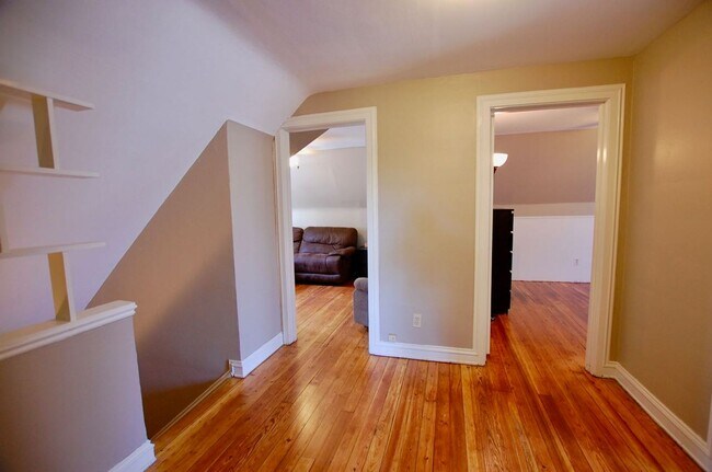 Building Photo - Stunning completely furnished and remodeled 3rd floor suite!