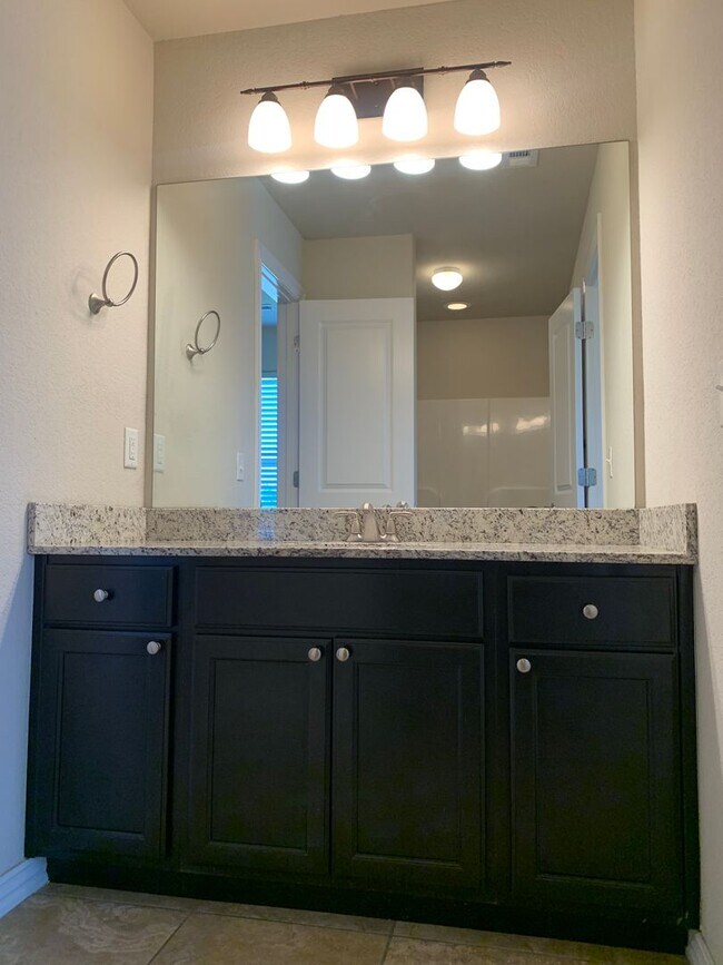 Building Photo - 3-Bedroom, 2.5-Bath TOWNHOME IN ROGERS!!!!