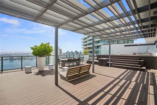 Building Photo - 650 NE 32nd St