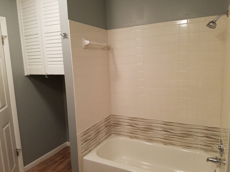 Building Photo - 722 Shadycrest Dr