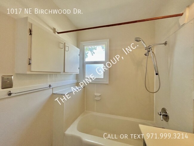 Building Photo - 1017 NE Birchwood Dr