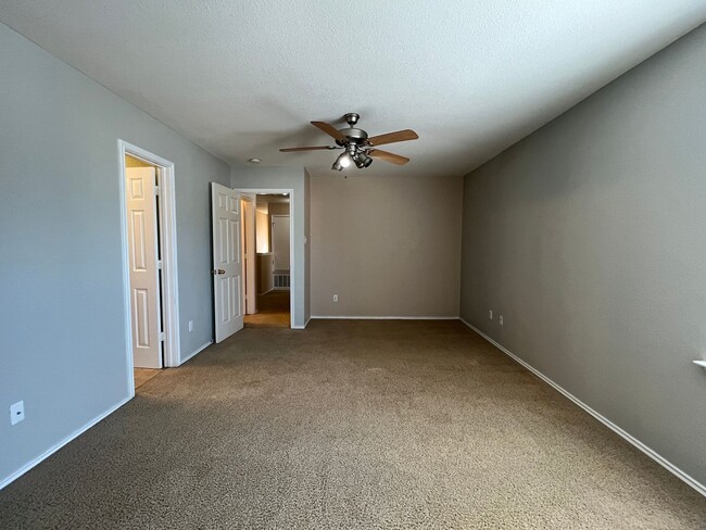 Building Photo - Great 3/2.5 Townhouse in Great Location