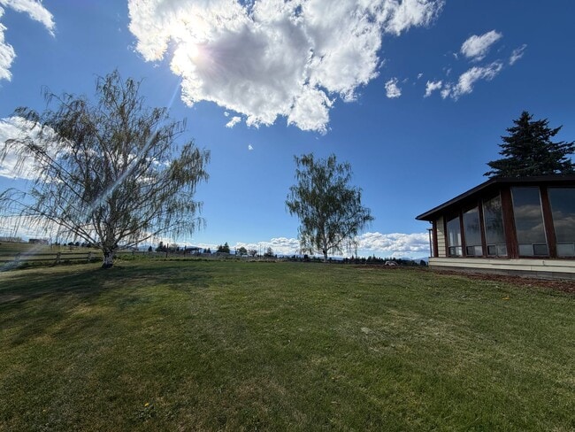 Building Photo - 3 Bedroom, 2.5 Bath - Three Bay garage