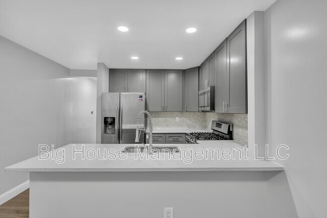 Building Photo - 226 N Madeira St