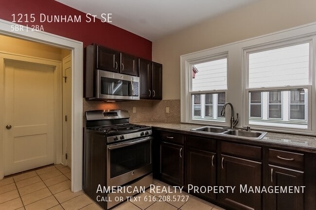 Building Photo - 1215 Dunham St SE
