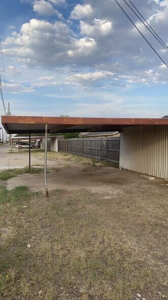 Carport - 4806 Bedford Ave