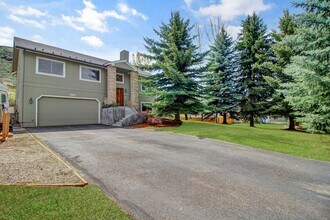 Building Photo - Spacious Home on Elevated Lot in Bellevue'...