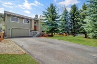 Building Photo - Spacious Home on Elevated Lot in Bellevue'...
