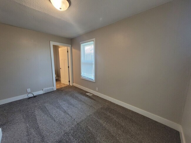 Building Photo - 2 Bedroom, 2 Bathroom Home with large garage!
