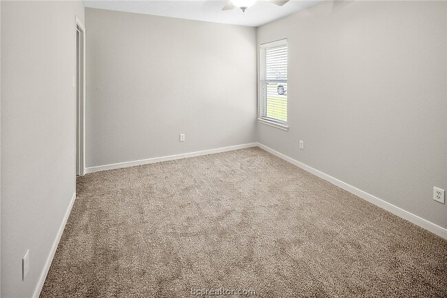 Building Photo - 916 Crested Point Dr