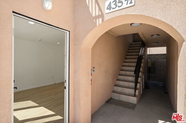 Building Photo - 435 W Elk Ave