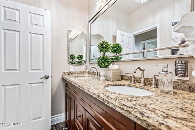 Building Photo - 1817 E Willow Tree Ct