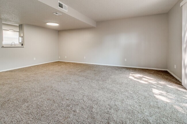 Building Photo - Newly Renovated 2bed 2 bath !Townhome