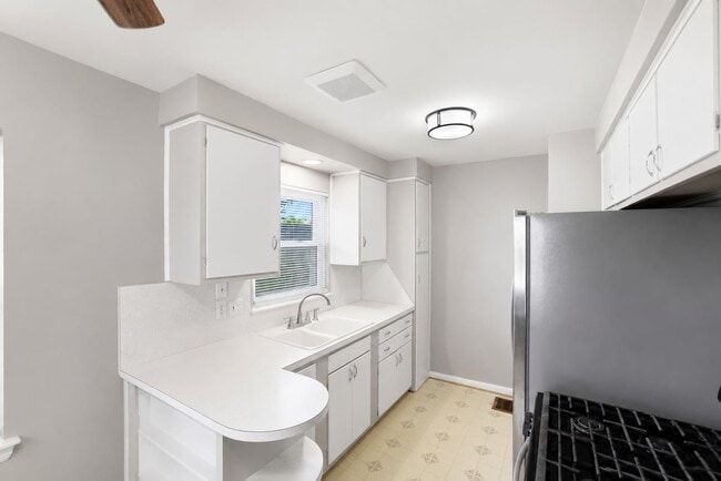 Building Photo - 3267 Walmar Dr