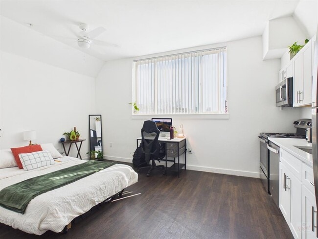 Building Photo - 1010 W 26th St