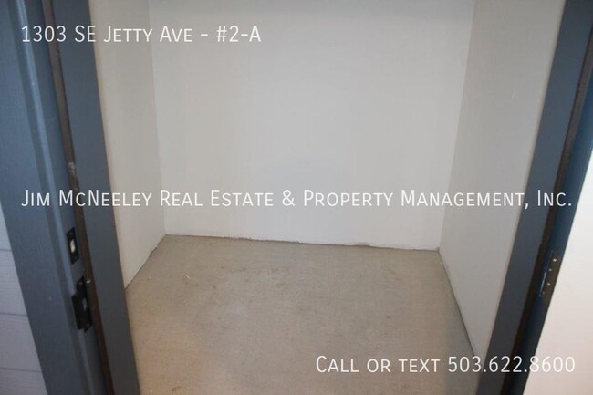 Building Photo - Second level 2 bed/ 1 bath with 1 Assigned...