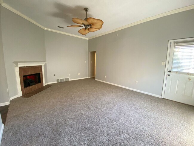 Building Photo - 3 bed, 2 bath in a gated community by Shel...