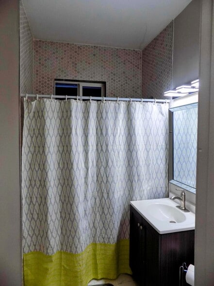 Building Photo - 434 N Pine Ave