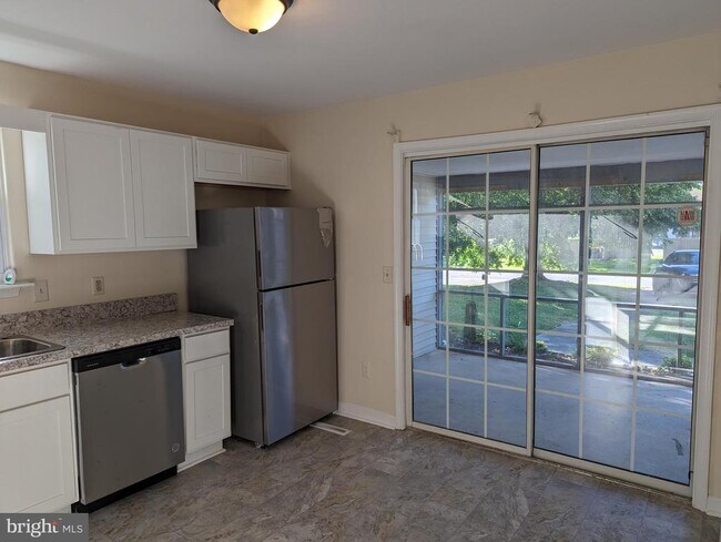 Building Photo - 830 Woodcrest Dr