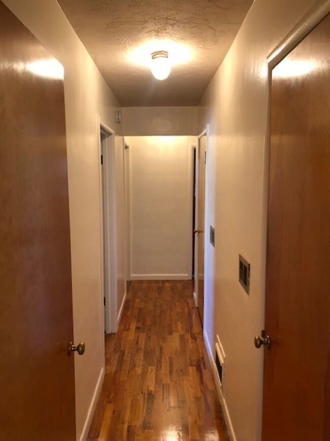 Building Photo - SINGLE LEVEL, 3 BEDROOM HOME WITH DETACHED...