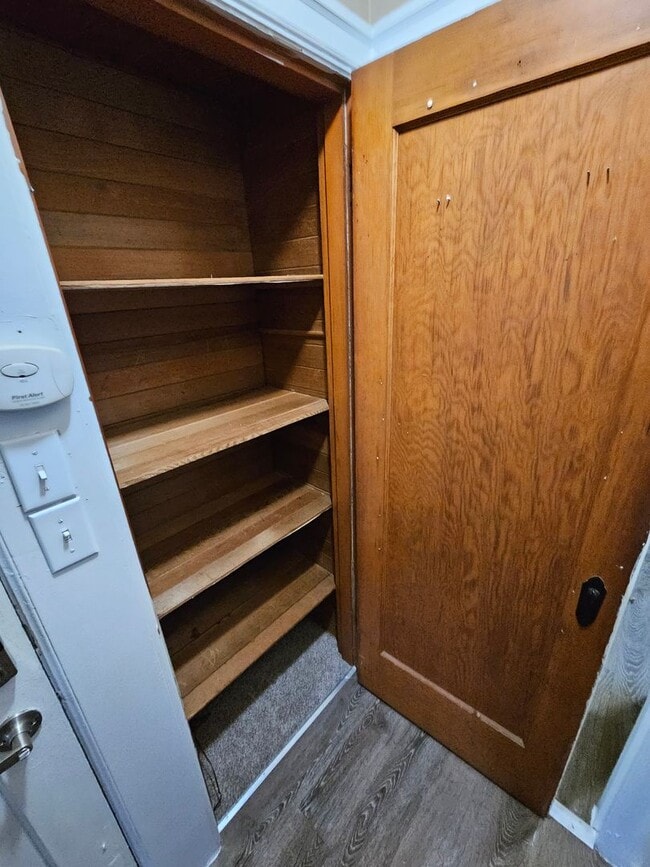 Building Photo - Downtown Unit, renovated, spacious, close to the base, ferry, and shopping