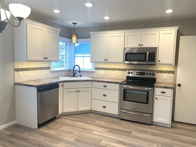 Building Photo - Completely remodeled 4 bedroom home! Hudsonville Schools