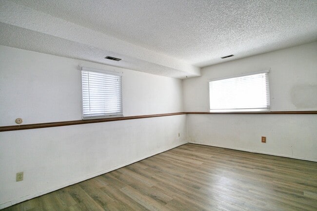 Building Photo - Charming Bi-level Home Available in Colora...
