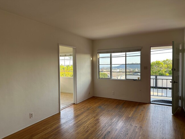 Building Photo - Riviera 1 Bdrm with City Views!
