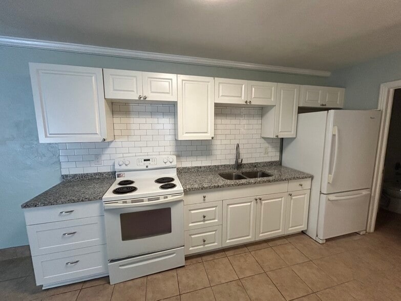 Kitchen - 5009 TANGERINE AVE S