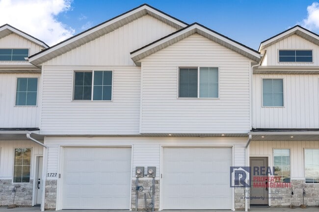 Building Photo - BRAND NEW 3 bed 2.5 Bath Townhome - Small dog negotiable