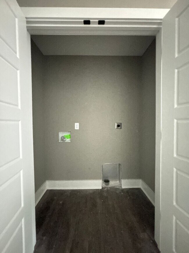 Building Photo - 1344 Park St