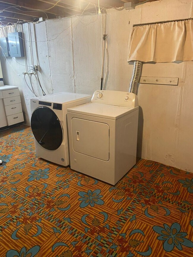 Building Photo - For Rent: Charming 3 Bedroom, 2 Bath Single-Family Home in St. Louis Monthly Rent: $1,950 (2 year...