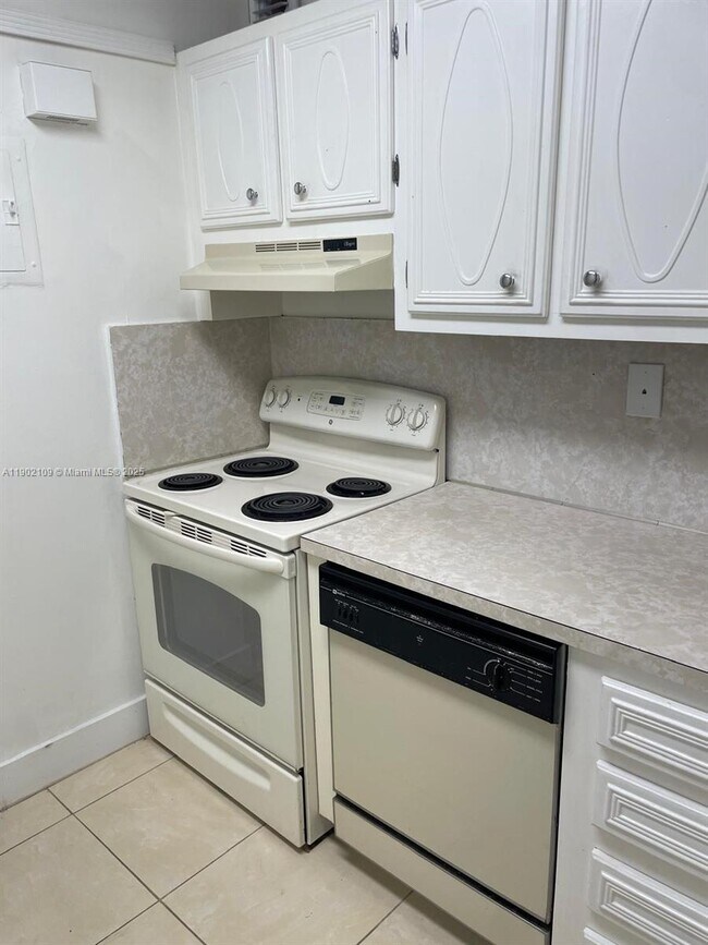 Building Photo - 3125 Oakland Shores Dr