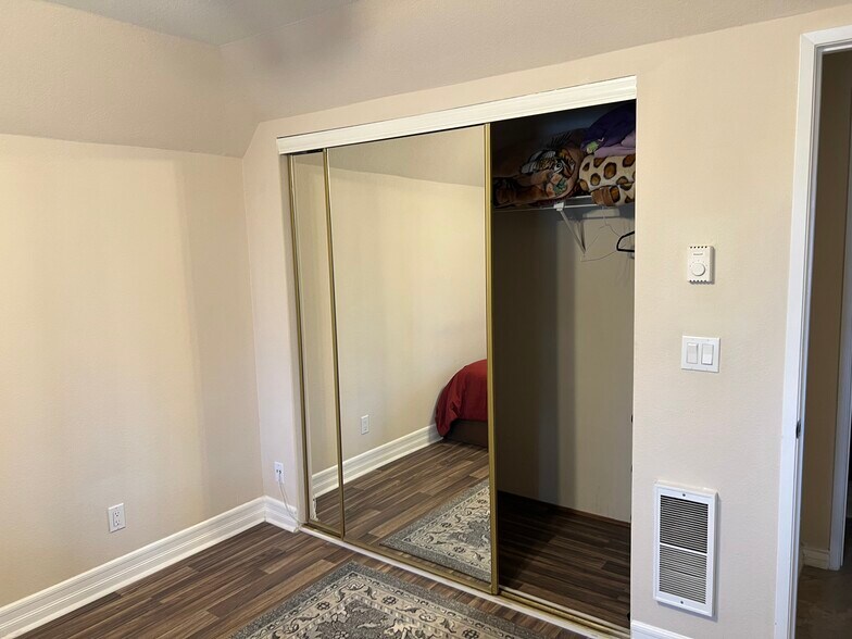 Building Photo - 8889 Caminito Plz