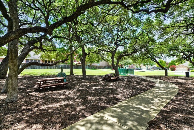 Building Photo - Spacious 3-Bedroom Home in Jonas Woods wit...