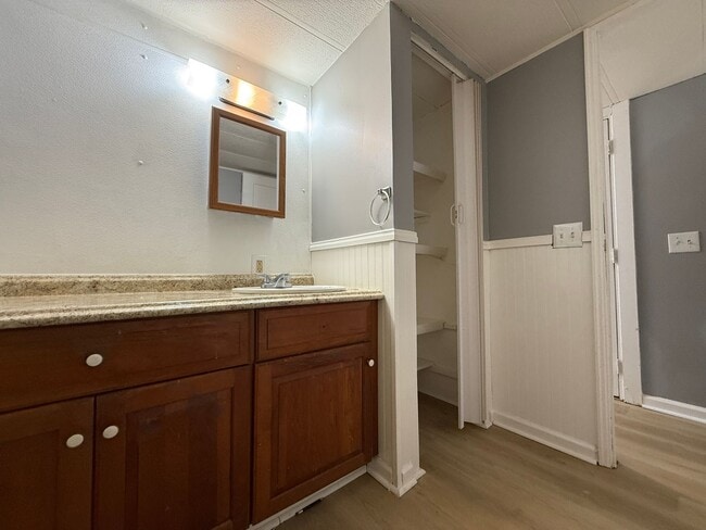 Building Photo - Spacious 2 bed, 1.5 bath Home FOR RENT in Commercial Twp $1450