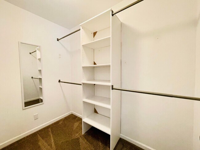 Building Photo - 223 Raintree Ln