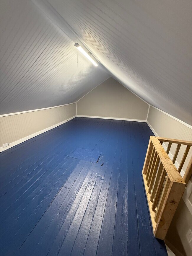 Building Photo - Welcome to this charming 3-bedroom, 2-bath...