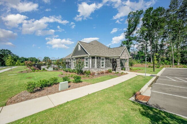 Building Photo - 4053 Lawnview Dr